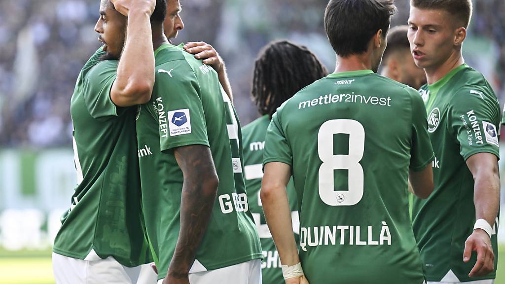 Die St. Galler feiern den Startsieg gegen Basel