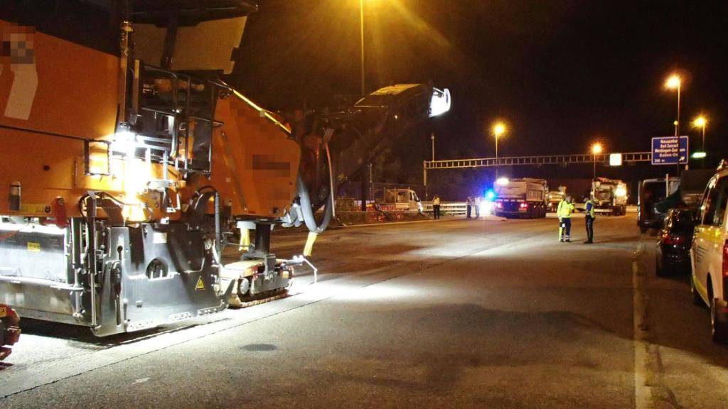Ein 70-jähriger Bauarbeiter ist auf der Autobahn A1 im Aargau von einem Lastwagen erfasst und tödlich verletzt worden.