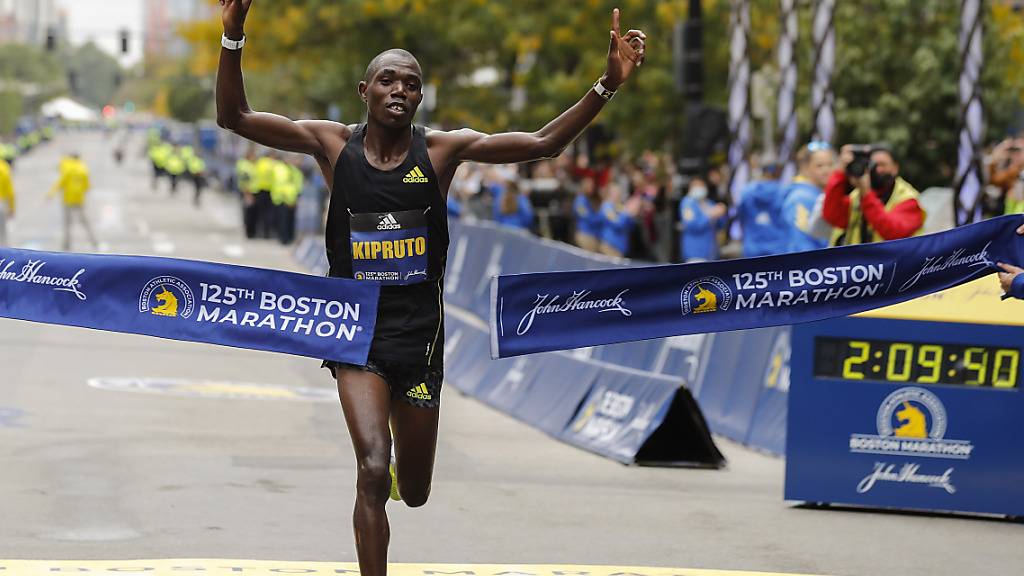 Benson Kipruto allein auf weiter Flur. Der Kenianer gewinnt mit 30 Jahren erstmals einen der grossen Marathons.