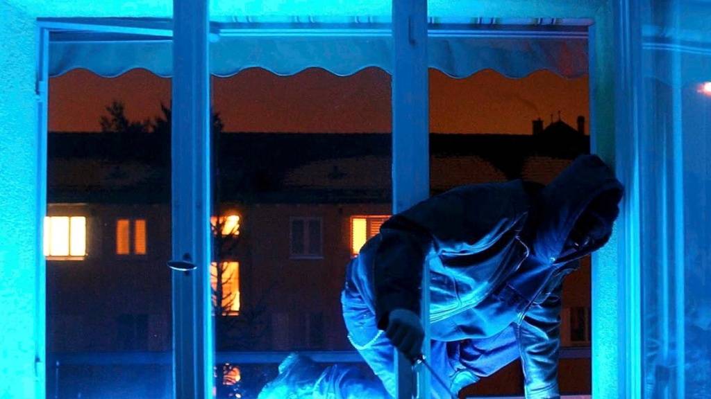 Im Kanton Zug gab es letztes Jahr weniger Einbrüche. (Gestellte Szene)