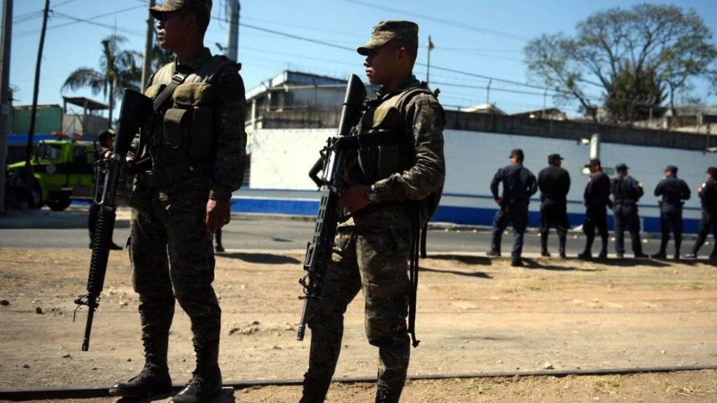 Eine berüchtigte Bandenchefin aus Guatemala ist im Nachbarland El Salvador gefasst und den Sicherheitskräften ihres Heimatlandes übergeben worden. (Symbolbild)