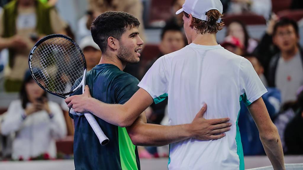 Carlos Alcaraz gratuliert Jannik Sinner zum vierten Sieg im siebten Duell