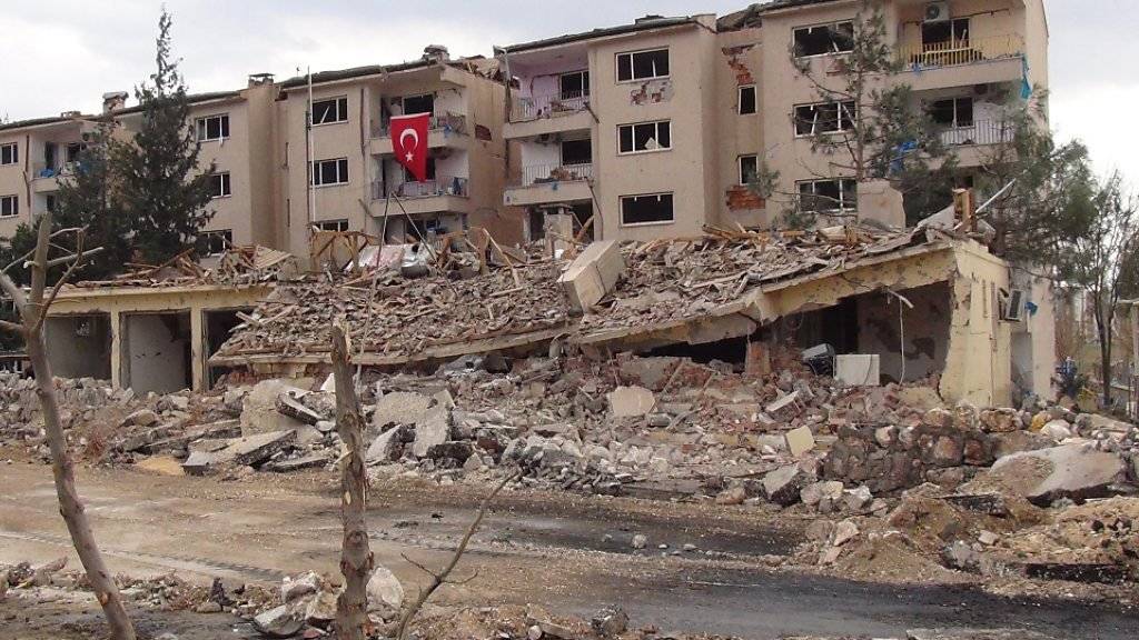 In der türkischen Region Mardin ist die Lage angespannt: PKK-Anhänger attackieren staatliche Einrichtungen wie hier ein Polizeigebäude, die Behörden gehen mit Härte gegen die Kurden vor. (Archivbild)