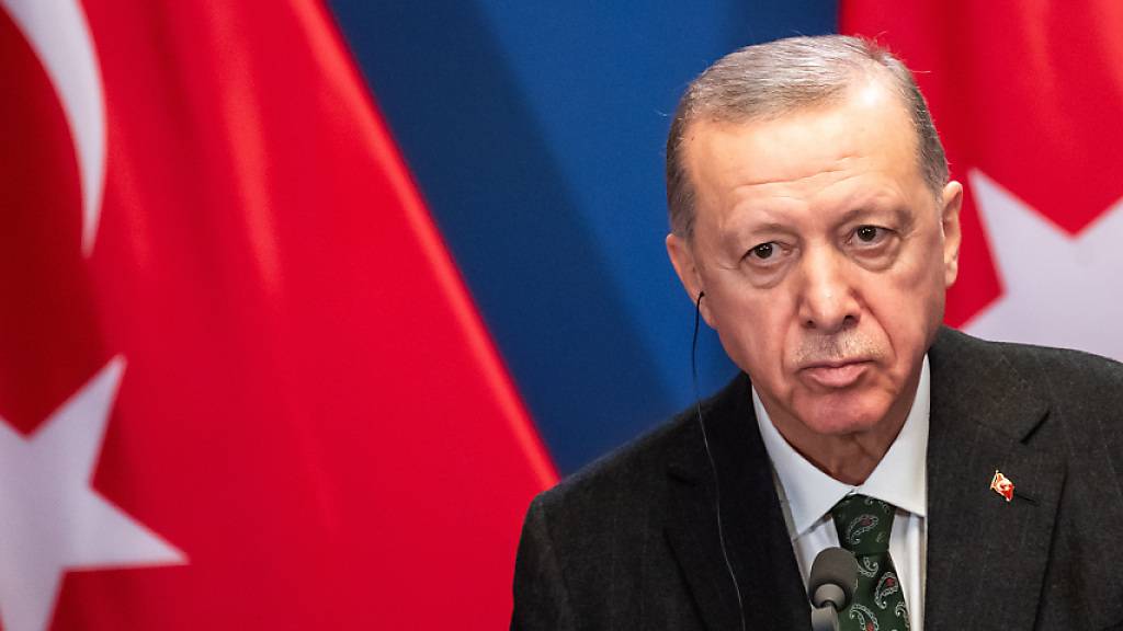 ARCHIV - Recep Tayyip Erdogan, Präsident der Türkei, spricht im Karmeliterkloster während einer gemeinsamen Erklärung mit dem ungarischen Premierminister Orban. Türkische Behörden haben Verdächtige wegen des mutmaßlichen Verkaufs von Informationen an den israelischen Geheimdienst Mossad festgenommen. Foto: Marton Monus/dpa