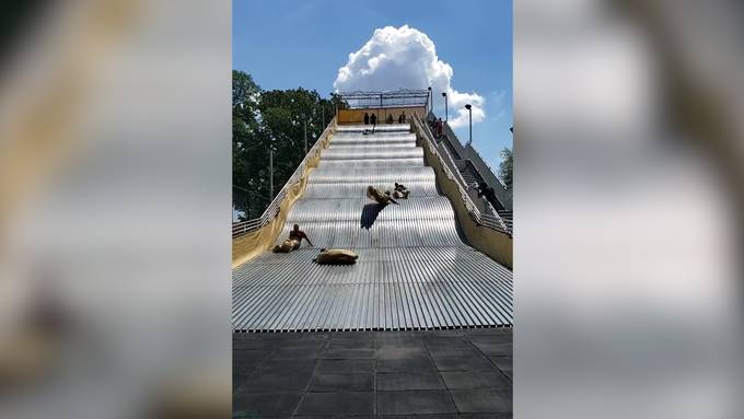 Teenies werden auf Riesenrutschbahn durch die Luft gewirbelt