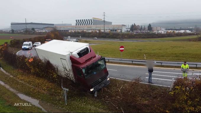 Lastwagenfahrer schläft ein, kommt vom Weg ab und rammt Verkehrsschild