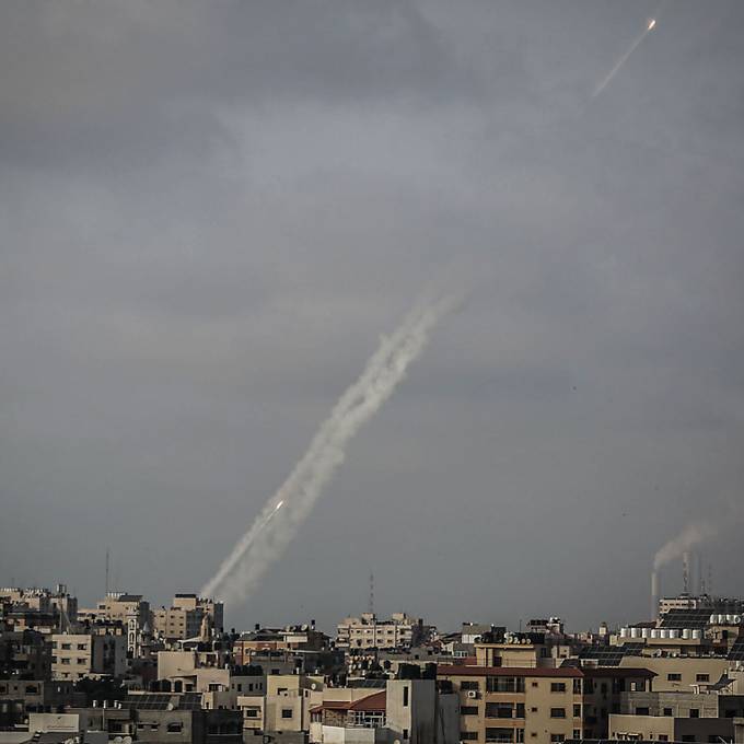 Armeesprecher: Dutzende Raketen aus Gazastreifen auf Israel gefeuert