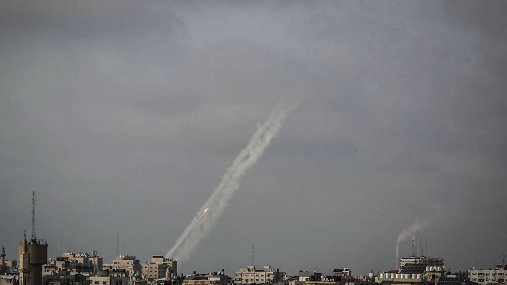 Zwei Raketen werden von der islamistischen Hamas aus Gaza-Stadt in Richtung Israel abgefeuert. Foto: Mohammed Talatene/dpa