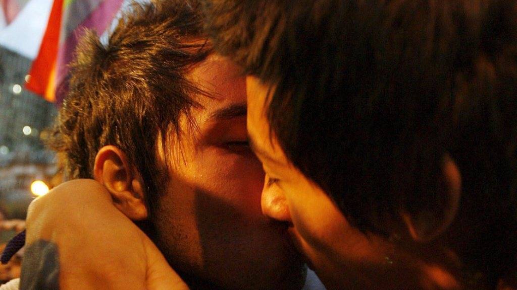 Ein schwules Paar küsst sich in Bogota: Kolumbien erlaubt Homosexuellen nun, zu heiraten. (Symbolbild)