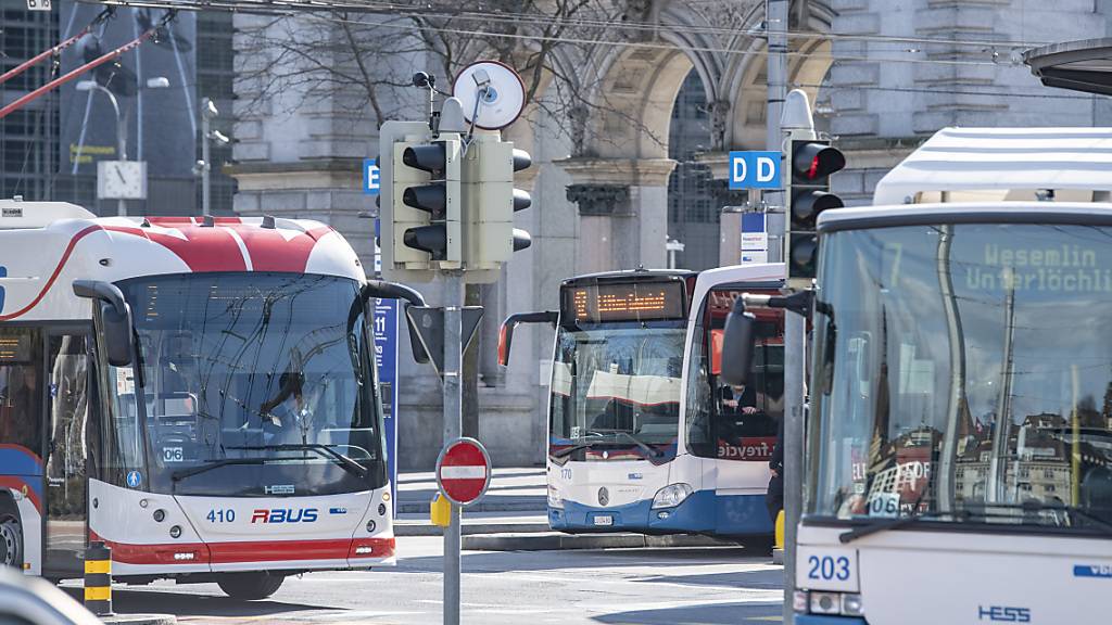 Busse beim Bahnhof Luzern: Die Fahrt soll für 8- bis 18-Jährige nicht gratis werden, findet der Stadtrat. (Archivaufnahme)