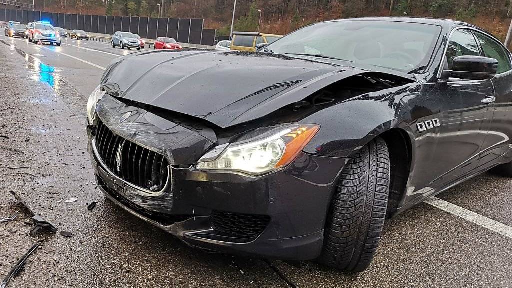Ein Maserati-Fahrer geriet am Sonntagnachmittag auf der A1 ins Schleudern und prallte gegen die Lärmschutzwand. Der Sachschaden beträgt rund 25'000 Franken.