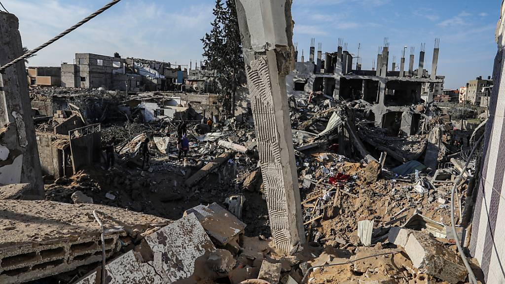 Gesamtansicht der Zerstörung nach einem israelischen Luftangriff auf ein Haus in Trümmern. Foto: Abed Rahim Khatib/dpa