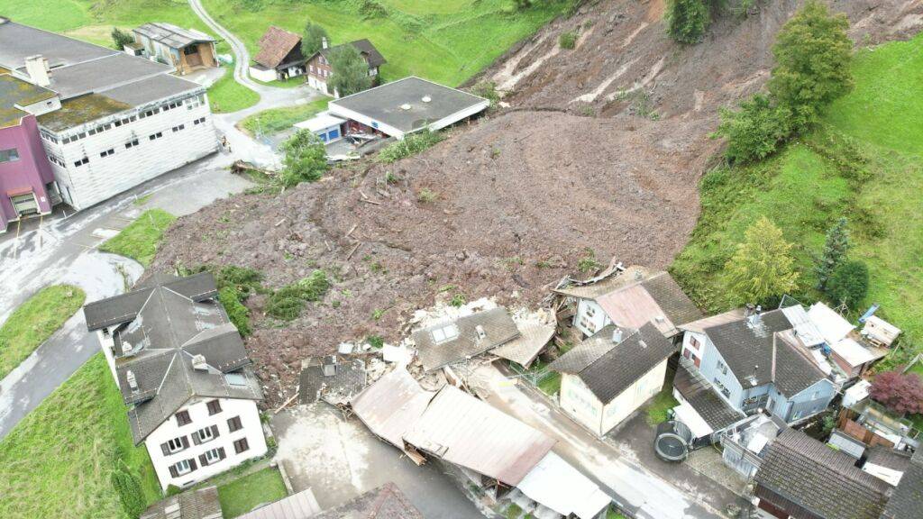 Die Erdmassen verschütteten am Dienstagabend etliche Gebäude in Schwanden.