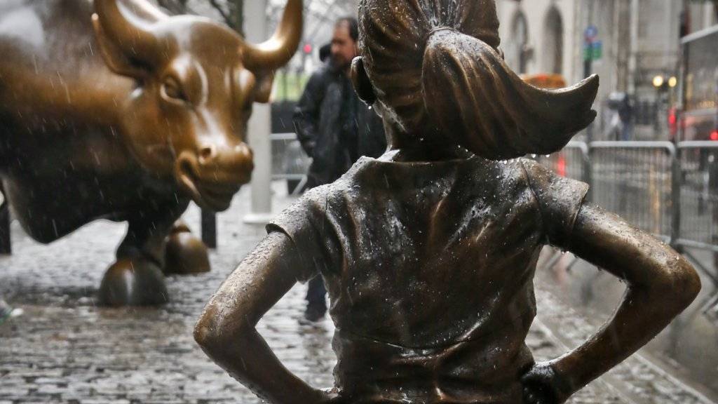 Die Skulptur «Fearless Girl» hat während eineinhalb Jahren dem Bullen vor der New Yorker Börse die Stirn geboten. Jetzt musste das furchtlose Mädchen umziehen. (Archivbild)