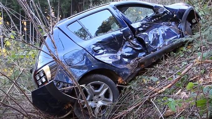 Auto stürzt Abhang hinunter