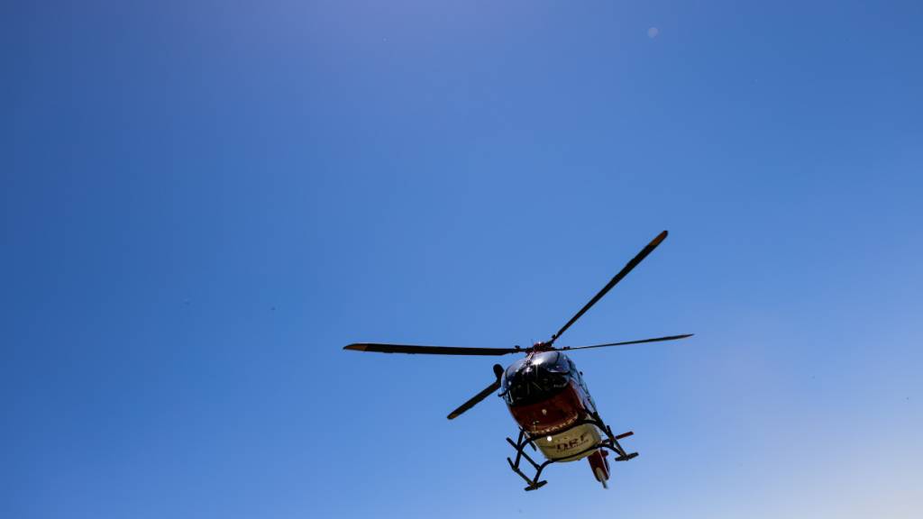 ARCHIV - Ein Rettungshubschrauber setzt zur Landung an. Foto: Philipp von Ditfurth/dpa/Symbolbild