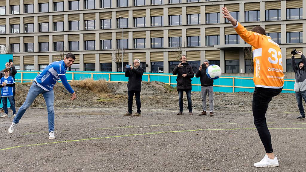 Andy Schmid, Handballspieler des HC Kriens-Luzern, schoss anlässlich des Spatenstichs für die Pilatus Arena aufs Tor, dort wo dereinst eine neue Sporthalle zu stehen kommt.