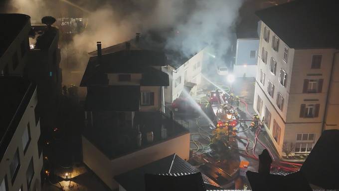 Brand zerstört Wohnaus im Zentrum von Brunnen –  100 Einsatzkräfte gefordert