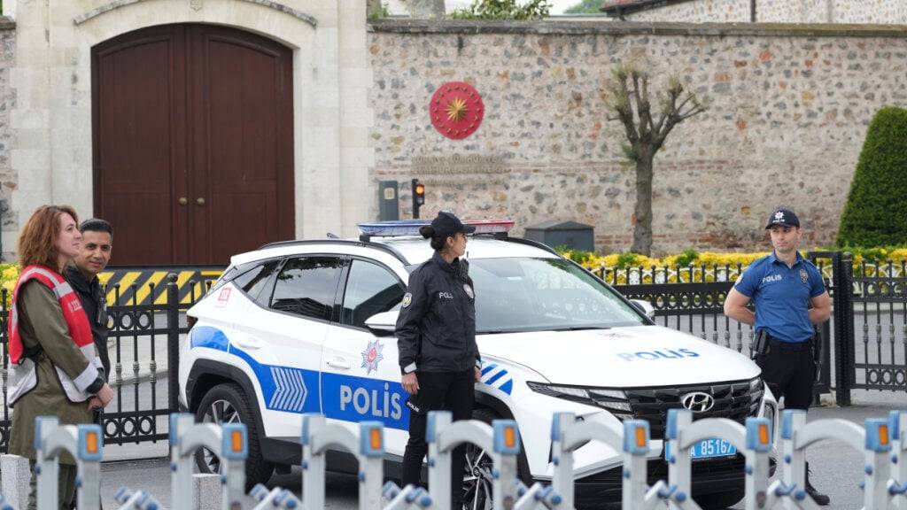 Vor den erwarteten Gesprächen zwischen russischen und ukrainischen Delegationen im Dolmabache-Palast stehen Polizisten vor einem Tor. Erstmals seit 2022 sollen Russland und die Ukraine direkt über ein Ende des Krieges in der Ukraine verhandeln. Foto: Dilara Acikgoz/AP/dpa