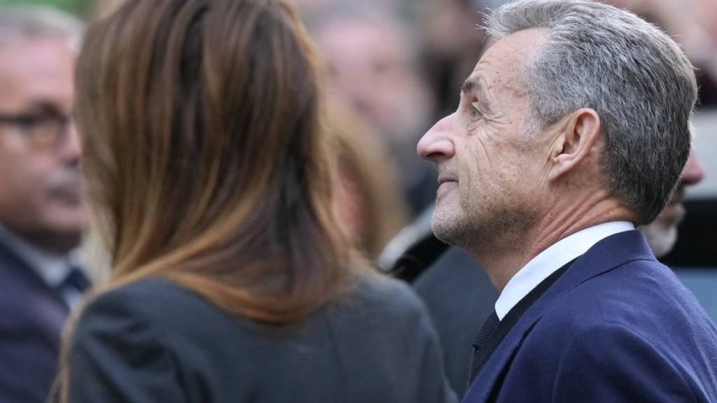 ARCHIV - Der ehemalige französische Präsident Nicolas Sarkozy und seine Frau Carla Bruni-Sarkozy (Archivbild). Foto: Thibault Camus/AP/dpa