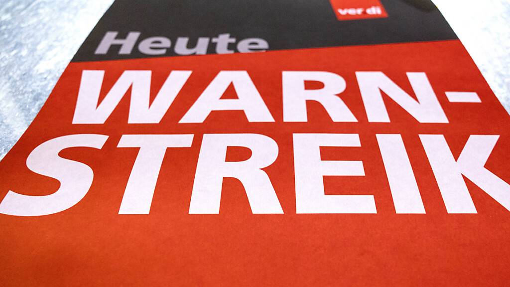 Die Gewerkschaft Verdi hat die eigentlich auf Frankfurt und Hamburg beschränkten Warnstreiks der Luftsicherheitskräfte ausgedehnt. Ohne Vorwarnung gingen am Mittwochabend Beschäftigte an den Personal- und Warenkontrollen am Flughafen Köln/Bonn in den Ausstand. (Archivbild)