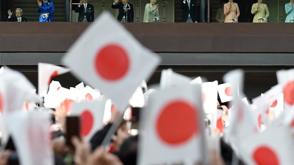 Zehntausende Japanerinnen und Japaner hörten live der traditionellen Neujahrsansprache ihres Kaisers (M.) zu - war es seine letzte?