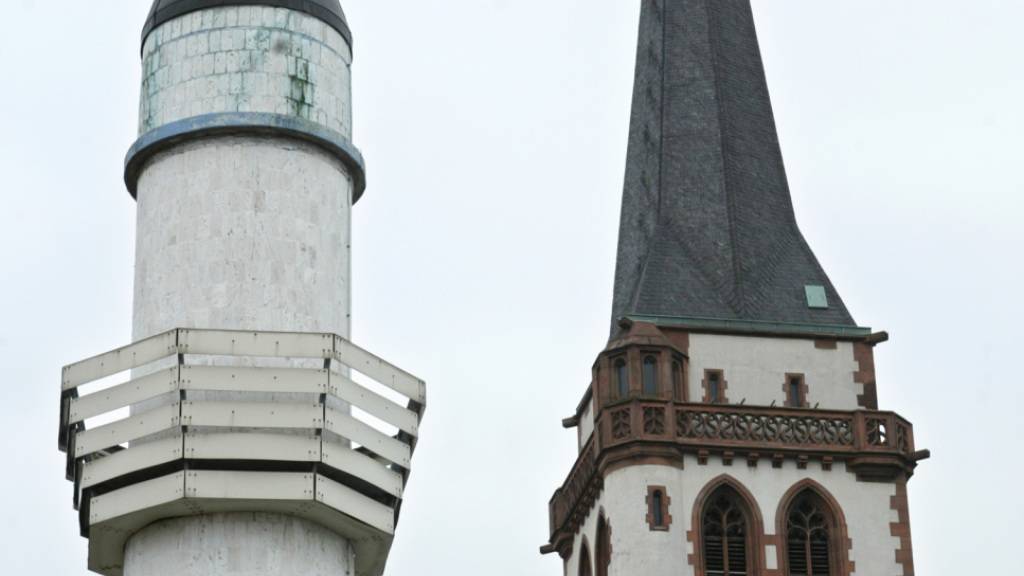 Das Minarett der Sultan-Selim-Moschee und der Turm der katholischen Liebfrauenkirche in Mannheim, Deutschland. (Symbolbild)