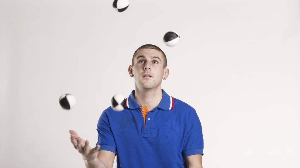 Jonglieren an sich ist für die meisten schon schwierig - dies auch noch im Joggen zu tun grenzt an Zauberei.