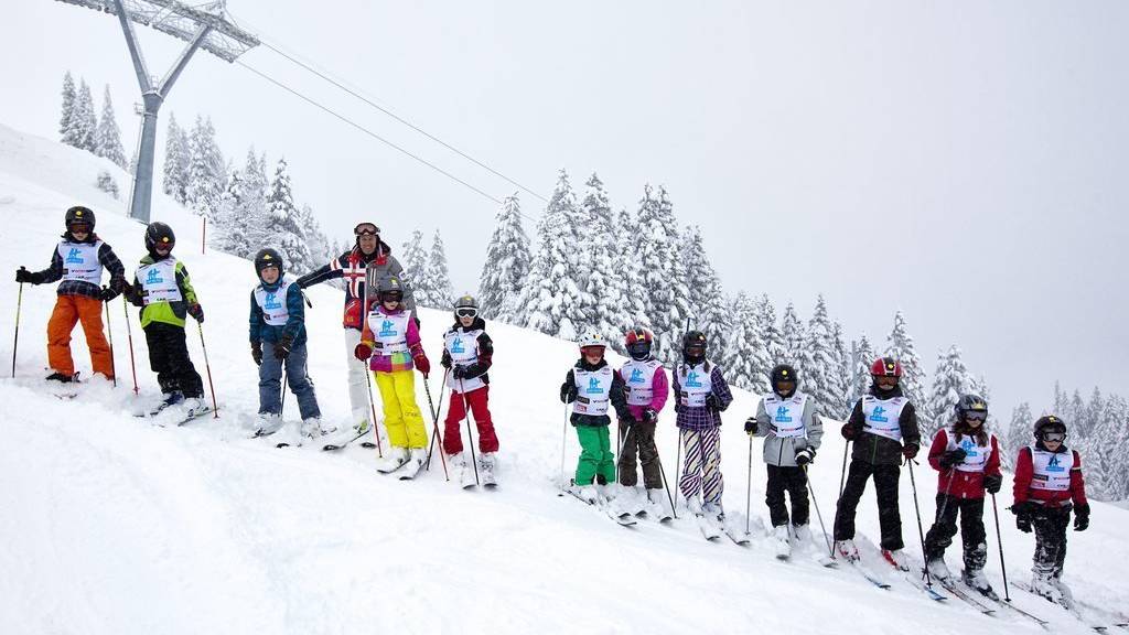 Bernhard Russi, ehemaliger Skiweltmeister und Olympiasieger, mit Kindern auf dem Pizol. (Archiv)