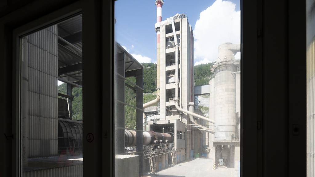 Die Zementproduktion gehört zu den CO2-intensivesten Industrien der Welt im Bild das  Holcim Zementwerk in Untervaz, Kanton Graubuenden. (Archivbild)
