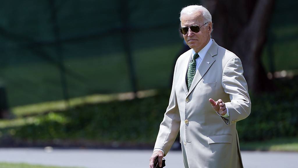 US-Präsident Joe Biden hat mit einem beigen Anzug besondere Aufmerksamkeit auf sich gezogen. Foto: Susan Walsh/AP/dpa