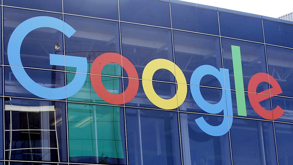 ARCHIV - Das Logo von Google an der Fassade des Hauptsitzes des Mutterkonzerns Alphabet im US-Bundesstaat Kalifornien. Foto: Jeff Chiu/AP/dpa/Archiv
