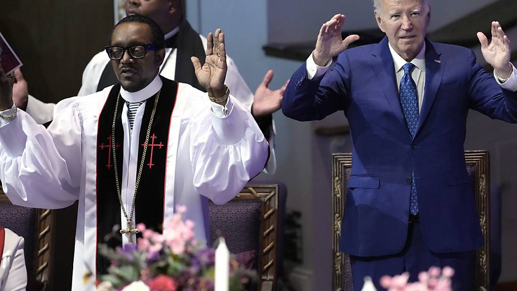 dpatopbilder - US-Präsident Joe Biden und Pastor Dr. J. Louis Felton beten bei einem Gottesdienst in der Mt. Airy Church of God in Christ. Foto: Manuel Balce Ceneta/AP/dpa