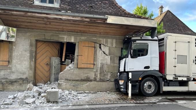 Lastwagen kracht in Signau in denkmalgeschütztes Haus