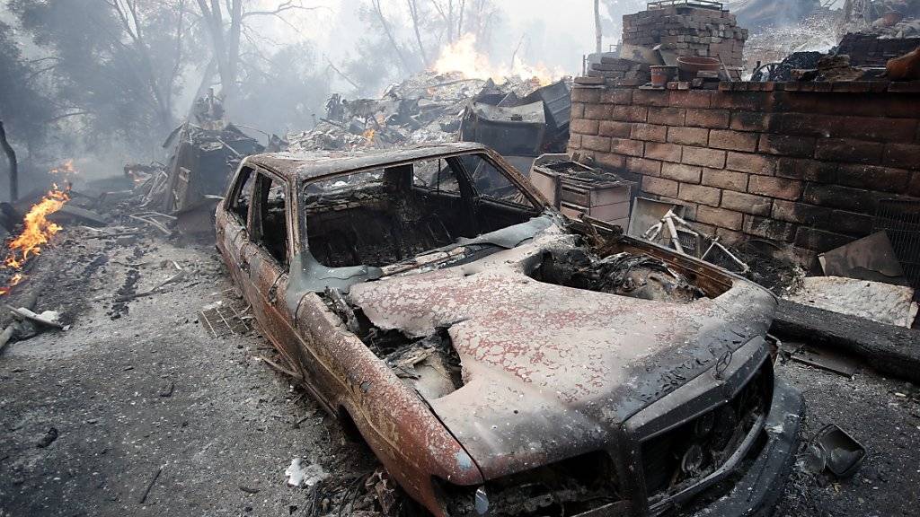 Mehrere Personen starben, als sie versuchten mit ihrem Auto vor den Flammen zu flüchten.