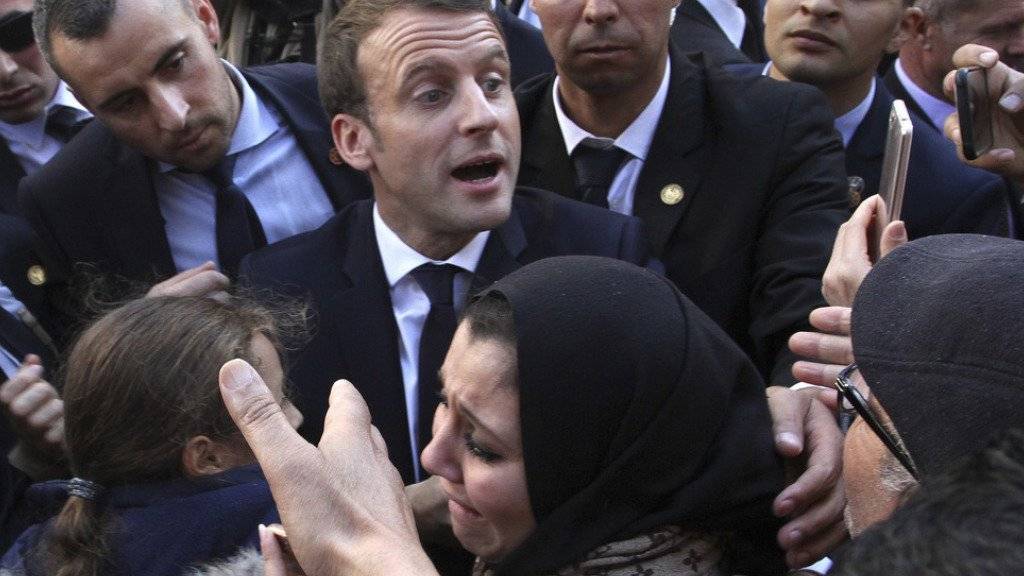 Emmanuel Macron nimmt am Mittwoch in Algiers ein Bad in der Menge.