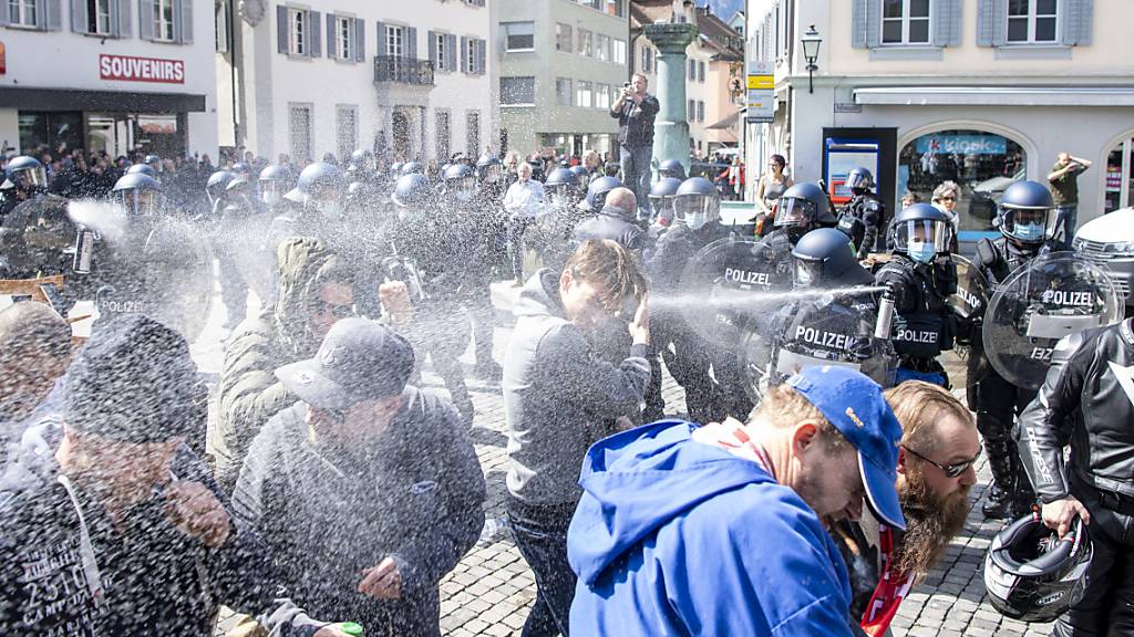 Unzimperliche Polizei gegen Massnahmen-Gegner vor dem Tell Denkmal in Altdorf bei einem nicht bewilligten Demonstrationsumzug gegen die Corona-Massnahmen und Maskenpflich, am Samstag, 10. April 2021.