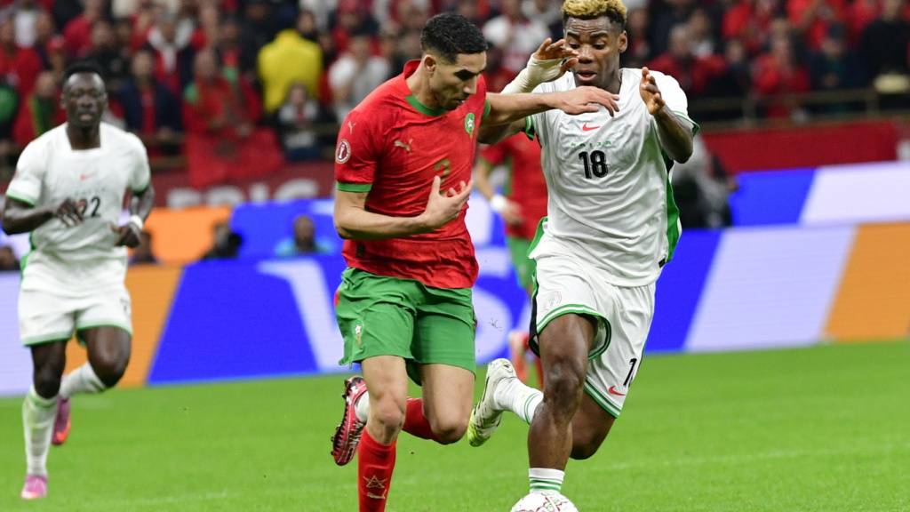 Angeführt von PSG-Star Achraf Hakim (im roten Trikot) will Afrika-Cup-Gastgeber Marokko den Final im eigenen Land gewinnen