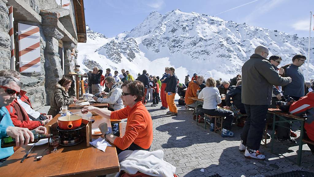 In den Westschweizer Kantonen mit Ausnahme der Waadt werden die Gastronomiebetriebe ab Sonntag auch auf den Skipisten geschlossen bleiben. (Archivbild)