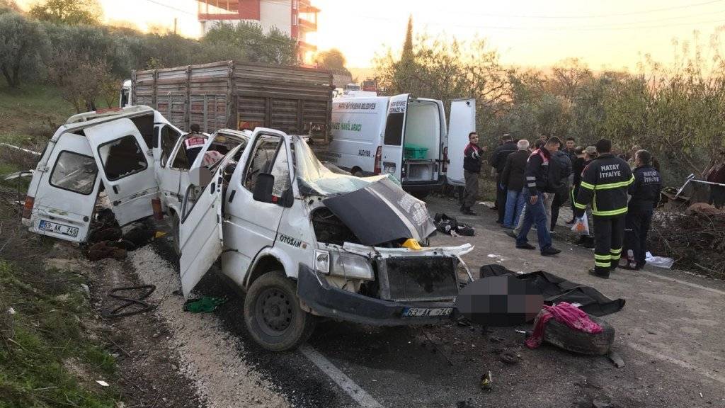 Der Kleinbus prallte in der südtürkischen Provinz Hatay frontal mit dem Lastwagen zusammen.