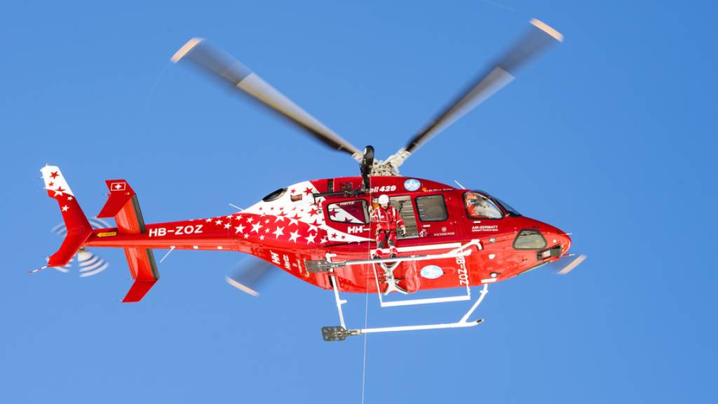 Ein Helikopter der Air Zermatt bei einem Rettungseinsatz in Crans-Montana VS. (Archivbild)