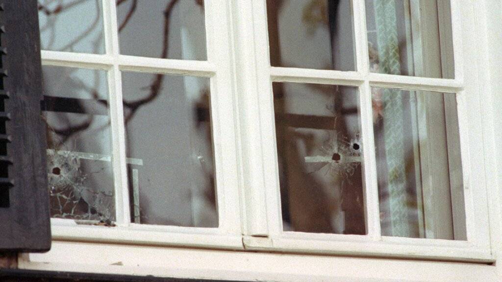 ARCHIV - Blick auf die Einschusslöcher in dem Fenster, durch das Detlev Carsten Rohwedder erschossen wurde. Foto: Hartmut Reeh/dpa