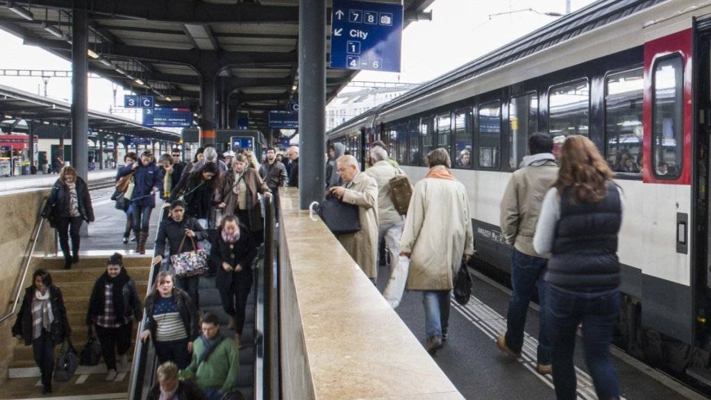 Der Ausbau der Bahnhöfe in Genf, Bern und Basel braucht mehr Zeit als geplant. (Symbolbild)