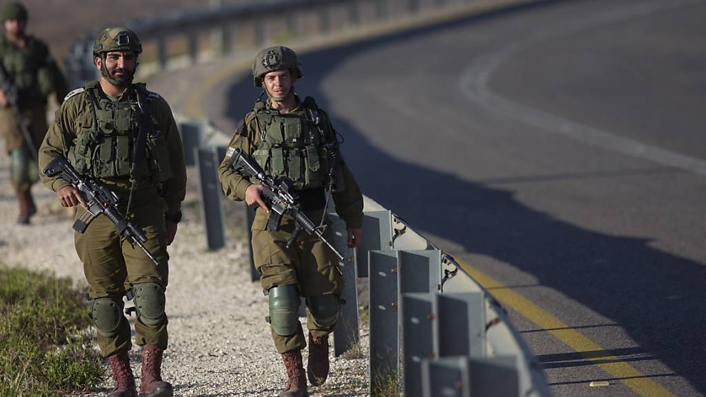 Israelische Soldaten patrouillieren auf einer Straße im Westjordanland. Foto: Nasser Nasser/AP/dpa