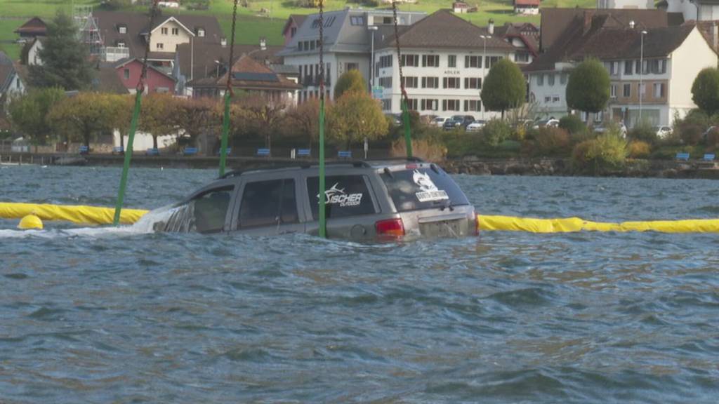 Auto in Arth nach dem Sturm aus dem See geborgen
