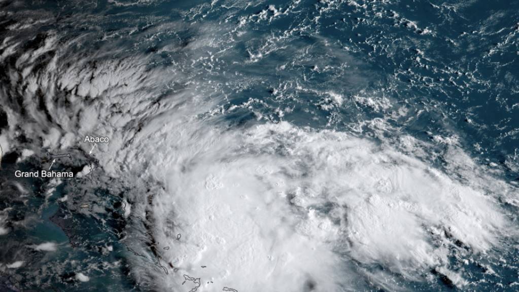 Der Tropensturm «Humberto» hat bereits die Stärke eines Hurrikans erreicht und stürmt über den Bahamas. (Archivbild)