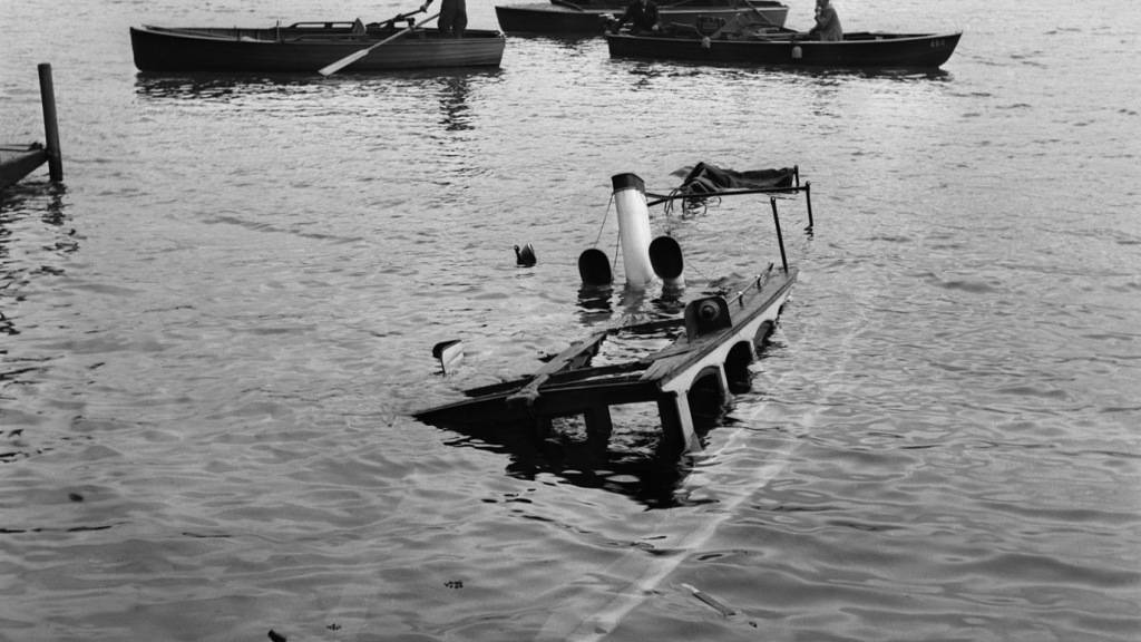 Die «Schwalbe», mit 33 Passagieren an Bord, sank in dem rund sechs Meter tiefen See in der Luzerner Bucht 60 bis 70 Meter vom Ufer entfernt. (Archivbild)