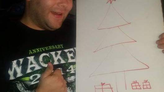 Selbst ist der Mann, Daniel zeichnet sich seinen Christbaum.