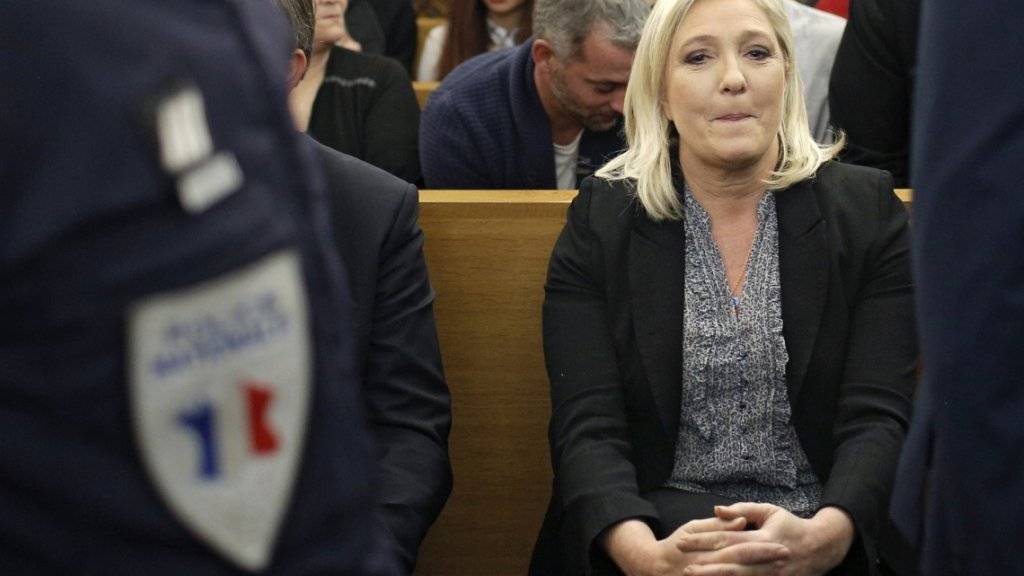 Marine Le Pen im Gerichtssaal in Lyon - die Front-National-Chefin muss sich wegen islamfeindlicher Äusserungen vor Gericht verantworten.
