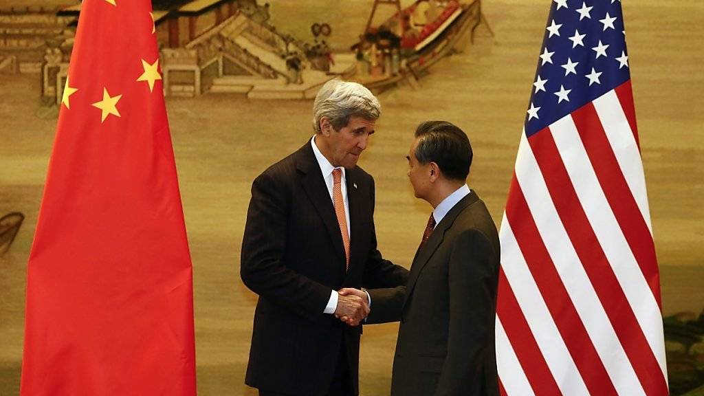 US-Aussenminister Kerry (links) wird von seinem Amtskollegen Wang Yi begrüsst.